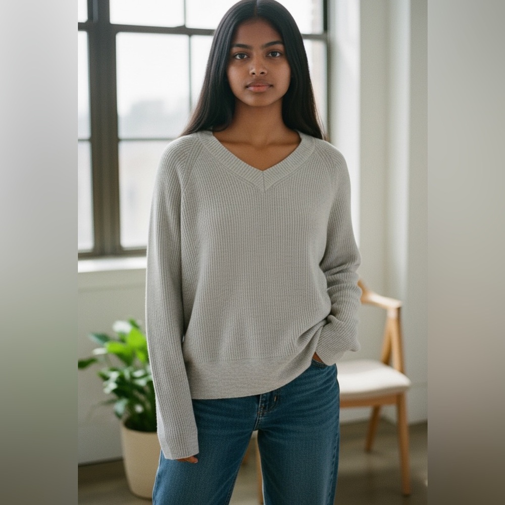 Banana Republic Women's baby blue V-Neck Sweater